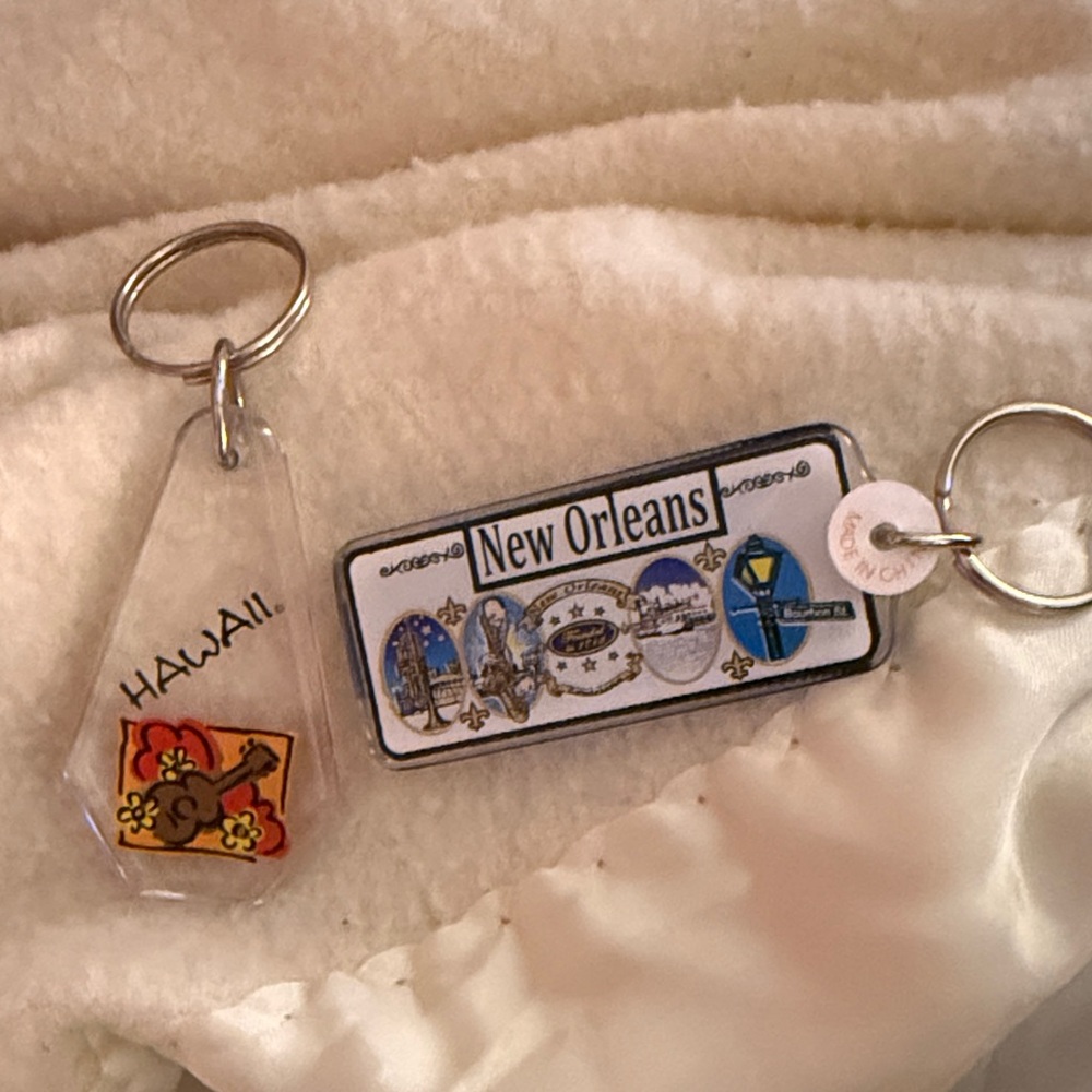 Source Unknown New Orleans and Hawaii Keychain Set